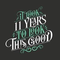 se necesitaron 11 años para verse tan bien: celebración de 11 cumpleaños y 11 aniversario con un hermoso diseño de letras caligráficas. vector