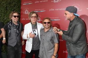 las vegas, 17 de abril - daxx nielsen, tom petersson, michael anthony, chad smith en el 13º beneficio anual de stuart house de john varvatos en la tienda de john varvatos el 17 de abril de 2016 en west hollywood, ca foto