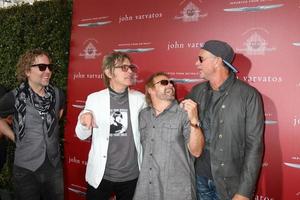 las vegas, 17 de abril - daxx nielsen, tom petersson, michael anthony, chad smith en el 13º beneficio anual de stuart house de john varvatos en la tienda de john varvatos el 17 de abril de 2016 en west hollywood, ca foto