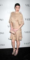 los angeles, mar 27 - mary elizabeth winstead llega a la apertura de valentino beverly hills en la tienda valentino el 27 de marzo de 2012 en beverly hills, ca foto