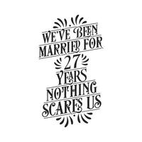 llevamos 27 años de casados, nada nos asusta. Letras de caligrafía de celebración del 27 aniversario. vector