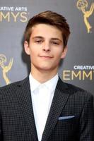 los angeles, 10 de septiembre - corey fogelmanis en los premios emmy de artes creativas 2016, día 1, llegadas al microsoft theater el 10 de septiembre de 2016 en los angeles, ca foto