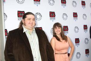 los angeles, 12 de abril - jorge garcia llega a warner brothers television - lanzamiento de exhibicion fuera de la caja en paley center for media el 12 de abril de 2012 en beverly hills, ca foto