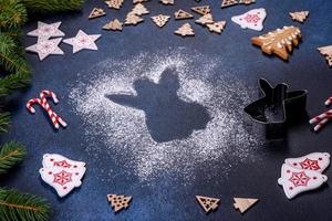 galletas de jengibre caseras de navidad en una mesa de hormigón oscuro foto