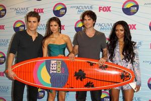 los angeles, 22 de julio - paul wesley, nina dobrev, ian somerhalder, kat graham en la sala de prensa de los premios teen choice 2012 en el anfiteatro gibson el 22 de julio de 2012 en los angeles, ca foto