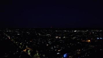 vackra flygbilder med hög vinkel drönares bilder från den brittiska staden på natten video