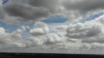el cielo dramático más hermoso con nubes gruesas sobre la ciudad británica en un día caluroso y soleado video