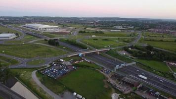 Vue de la caméra du drone à angle élevé sur les voies ferrées à Luton, Angleterre, Royaume-Uni video