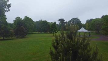 Luchtfoto en hoge hoekbeelden van lokaal openbaar park op een bewolkte dag, wardown park is gelegen aan de rivier lea in luton. het park heeft diverse sportfaciliteiten, is de thuisbasis van het wardown park museum. video