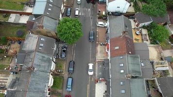 vista aérea de casas y residencias de la comunidad cachemir y pakistaní en la ciudad de luton en inglaterra video