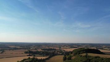 belo pôr do sol na zona rural britânica. vista de alto ângulo e imagens aéreas video