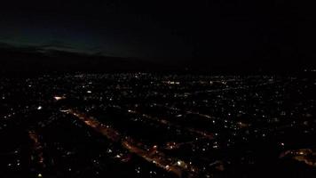 hermosas imágenes aéreas de drones de alto ángulo de la ciudad británica por la noche video