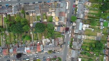 vista aérea de casas y residencias de la comunidad cachemir y pakistaní en la ciudad de luton en inglaterra video