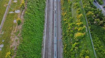 tren rápido moviéndose en las vías al atardecer cerca de la ciudad de luton en inglaterra reino unido, hora del atardecer video