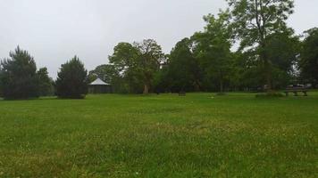 riprese aeree e dall'alto del parco pubblico locale in una giornata nuvolosa, il parco di wardown si trova sul fiume lea a luton. il parco dispone di vari impianti sportivi, è sede del Wardown Park Museum. video