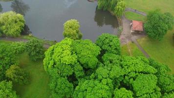 imagens aéreas e de alto ângulo do parque público local em um dia nublado, o wardown park está situado no rio lea em luton. o parque tem várias instalações esportivas, abriga o museu do parque wardown. video