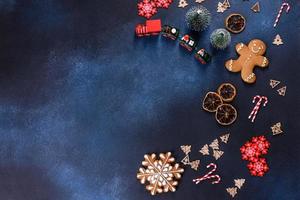 galletas de jengibre caseras de Navidad en una mesa de hormigón oscuro foto