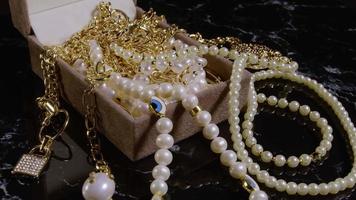 joias clássicas para senhoras na vitrine de uma joalheria. Imagem de 3840x2160 de caixa giratória com joias. jóias feitas de pérolas, colar de pérolas em uma decoração de pedestal para fashionistas glamourosas,