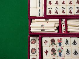el mahjong en la mesa antiguo juego de mesa asiático imagen de primer plano foto