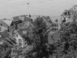 la ciudad de meersburg en el lago de constanza foto