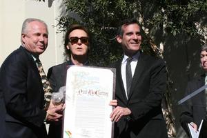 los angeles, 9 de febrero - tom lebonge, paul mccartney, eric garcetti en la ceremonia del paseo de la fama de hollywood para paul mccartney en el edificio capital records el 9 de febrero de 2012 en los angeles, ca foto