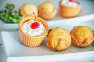 colorido plato de bolas de helado frito - concepto de comida rápida y deliciosa poco saludable foto