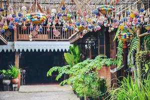 hermoso fondo de área de residentes locales en el mercado callejero local chiangmai tailandia foto