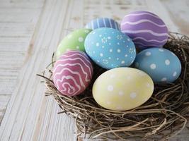 fondo de huevos de pascua pintados de colores - concepto de fondo de celebración de vacaciones de pascua foto