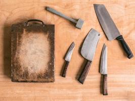 utensilios de cocina sobre fondo de mesa de madera. foto