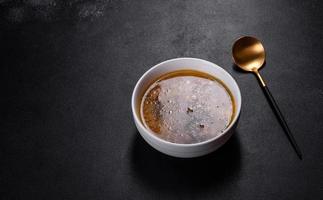 plato de sopa de champiñones con champiñones porcini, perejil fresco y pimienta foto