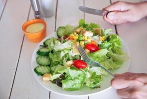 hombre listo para comer ensalada de verduras - personas con concepto de comida limpia y saludable foto