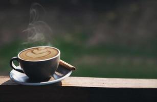 hermoso juego de tazas de café fresco y relajante por la mañana - concepto de fondo del juego de café foto