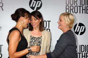 los angeles, 16 de agosto - rashida jones, aubrey plaza, amy poehler llegando al estreno de our idiot brother en cinerama dome arclight theaters el 16 de agosto de 2011 en los angeles, ca foto