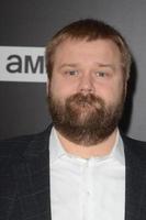 los angeles, 23 de octubre - robert kirkman en la edición especial de amc de talk dead en el cementerio de hollywood forever el 23 de octubre de 2016 en los angeles, ca foto