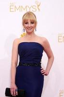 los angeles, 25 de agosto - melissa rauch en los premios emmy de horario estelar 2014, llegadas a nokia en la live el 25 de agosto de 2014 en los angeles, ca foto