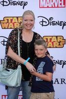 los angeles, 1 de octubre - melissa peterman, riley david brady en el evento vip disney halloween en la tienda emergente de productos de consumo de disney el 1 de octubre de 2014 en glendale, ca foto