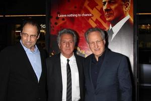 los angeles, 25 de enero - david milch, dustin hoffman, michael mann llega al estreno de luck los angeles de la serie hbo en el teatro chino graumans el 25 de enero de 2012 en los angeles, ca foto