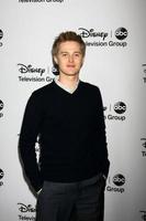 los angeles, 10 de enero - lucas grabeel asiste a la fiesta de invierno 2013 de abc tca en el hotel langham huntington el 10 de enero de 2013 en pasadena, ca foto