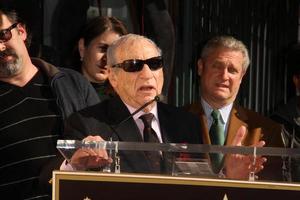 los angeles, 13 de diciembre - mel brooks en la estrella de paul mazursky en la ceremonia del paseo de la fama de hollywood en hollywood blvd el 13 de diciembre de 2013 en los angeles, ca foto