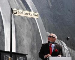 los angeles, 23 de octubre - mel brooks en la dedicación de la calle mel brooks y la presentación del mural del joven frankenstein en el lote 20th century fox el 23 de octubre de 2014 en la ciudad del siglo, ca foto