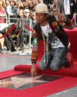 los angeles, 4 de diciembre - pharrell williams en la ceremonia de la estrella del paseo de la fama de pharrell williams hollywood en el w hotel hollywood el 4 de diciembre de 2014 en los angeles, ca foto