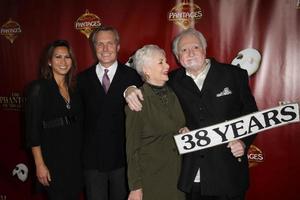 los angeles, jun 17 - ryan cassidy, shirley jones, marty ingels at the phantom of the opera play los angeles premiere at the pantages,theater el 17 de junio de 2015 en los angeles, ca foto