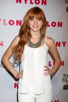 los angeles, 10 de abril - bella thorne llega a la celebración del 13 aniversario de la revista nylon en smashbox el 10 de abril de 2012 en los angeles, ca foto