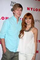 los angeles, 10 de abril - bella thorne llega a la celebración del 13 aniversario de la revista nylon en smashbox el 10 de abril de 2012 en los angeles, ca foto