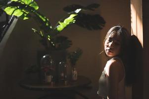 retrato de mujer bonita en un restaurante, café con sentimiento feliz foto