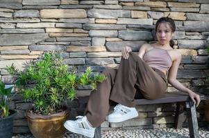 retrato de mujer bonita en un restaurante, café con sentimiento feliz foto