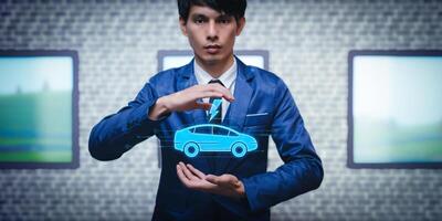 elegir un vehículo eléctrico. elección de coche eléctrico. apuntando al símbolo en la máquina de carga. producción de coches eléctricos foto