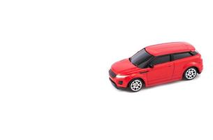 coche de juguete rojo sobre fondo blanco foto