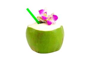 cocos verdes con paja para beber sobre fondo blanco foto