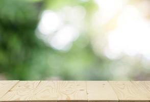 mesa de madera superior vacía y naturaleza borrosa con fondo bokeh. foto